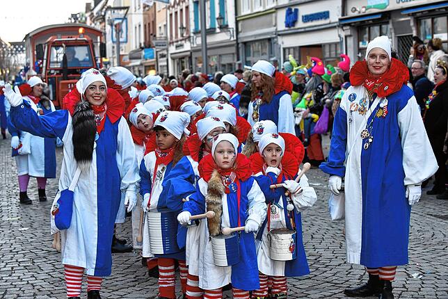 Bild 7: Fasnetmontag in Villingen: Bilder vom blau-weißen  Glonkiumzug