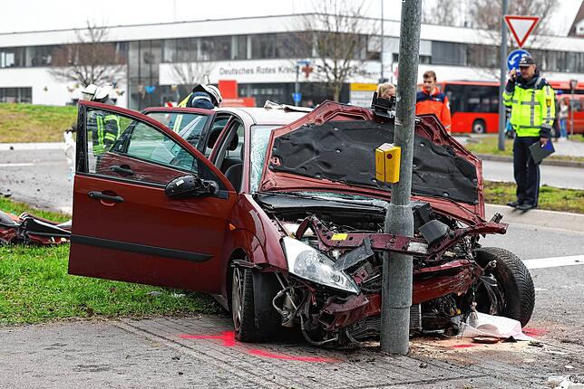 Ein Auto wurde von einer Ampel gestoppt.