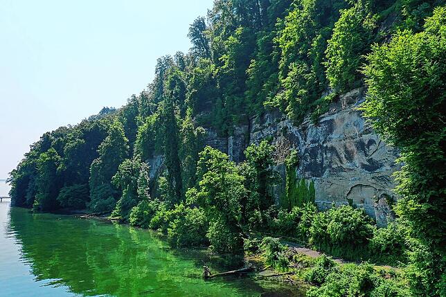 Der Mondfels am Uferweg zwischen Bodman und Marienschlucht. Der Weg ist aus Sicherheitsgründen noch gesperrt, doch viele Wanderer ...