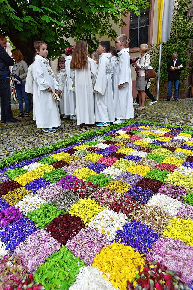 Bild 23: Hüfinger feiern ihr Fronleichnamsfest auch mit stark verkürzten Blumenteppichen