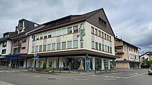 Nicht zu übersehen ist der markante Namenszug mit dem Bären. In diesem Jahr feiert das Modehaus Bär sein 175-jähriges Bestehen. Fotos: ...
