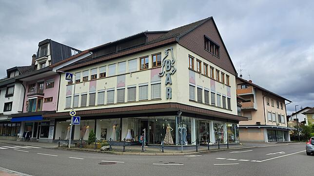 Nicht zu übersehen ist der markante Namenszug mit dem Bären. In diesem Jahr feiert das Modehaus Bär sein 175-jähriges Bestehen. Fotos: ...