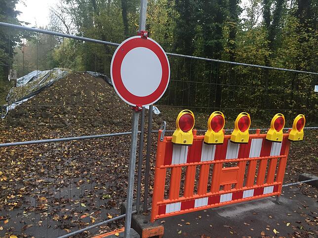 Eine frühere Zufahrt ist abgesperrt und wird als Zwischenlager für Erdaushub genutzt.