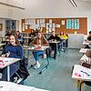 Auf Distanz, aber mit viel Elan bereiten sich diese Schüler der Abschlussklasse der Meßkircher Realschule auf ihre Abschlussprüfung vor.