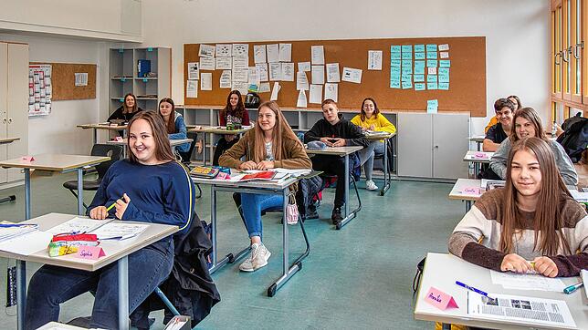 Auf Distanz, aber mit viel Elan bereiten sich diese Schüler der Abschlussklasse der Meßkircher Realschule auf ihre Abschlussprüfung vor.