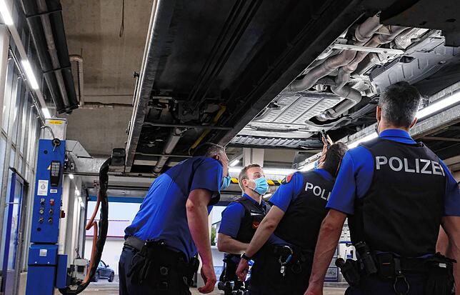 Spezialisten der Polizei prüfen unter der TÜV-Hebebühne im Singener Industriegebiet, ob dieses Auto technisch der geforderten Norm ...