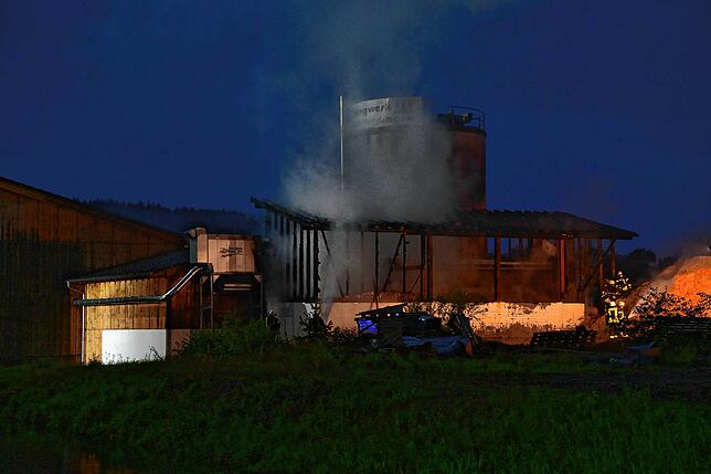 Bild 29: Brandnacht in Wolterdingen: Die Bilder vom Feuerwehreinsatz und dem Vormittag danach