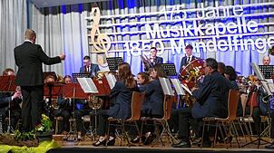 Die Jubiläumskapelle aus Mundelfingen eröffnet das Festbankett. Foto: Rainer Bombardi