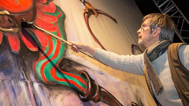 Der Singener Künstler Gero Hellmuth legt noch einmal letzte Hand an. Für den Poppele-Narrenspiegel hat er das 29. Bühnenbild gemalt. ...