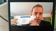 Stefan Bushuven, Oberarzt am Hegau-Bodensee-Klinikum in Singen, erklärt bei einem Videogespräch, warum man keine FFP-Maske tragen sollte.