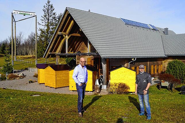 Olaf Jung und Swen Golling im Außenbereich der Teamwelt in Höchenschwand.