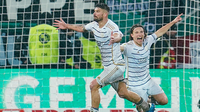 Kai Brünker (links) vom 1. FC Saarbrücken jubelt nach seinem 2:1-Treffer mit Tim Civeja.