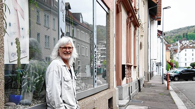 Friseurmeister Tommy Buschle vor seinem Salon in Waldshut-Tiengen am Hochrhein. Der Handwerker kämpft für mehr Mitbestimmung im ...