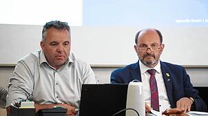 Michael Dold (links), seit der Gründung 2003 Geschäftsführer der Aquavilla als Wasserversorger im Auftrag der Gemeinden, berichtete im ...