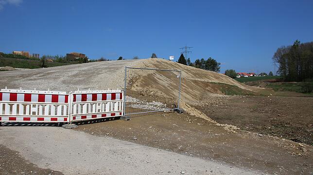 Zeichen des Baus der neuen Umgehung: Diese Schüttung findet sich unterhalb des Pfullendorfer Gewerbegebiets Hesselbühl.