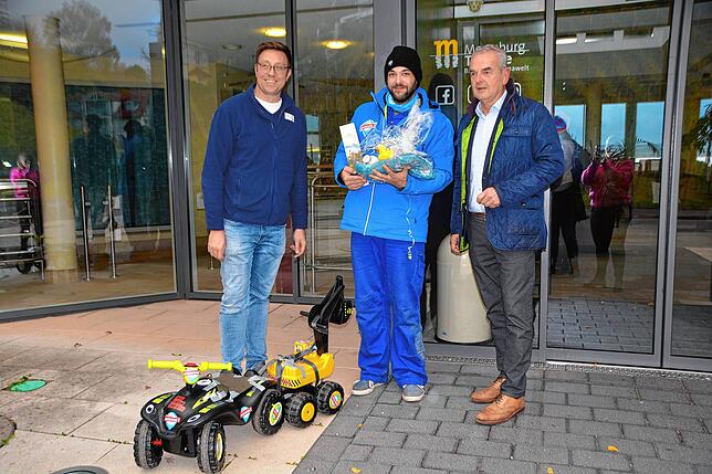Thermechef Fabian Dalmer, Radiomoderator Nico Auer und stellvertretender Bürgermeister Peter Schmidt (von links) bei der Ankunft vor der ...