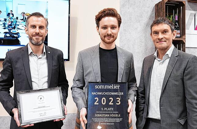 Der Überlinger stellte auf der Messe ProWein selbst Profis in den Schatten: Sebastian Vögele (Mitte) mit Philipp Künemund (Vizepräsident ...