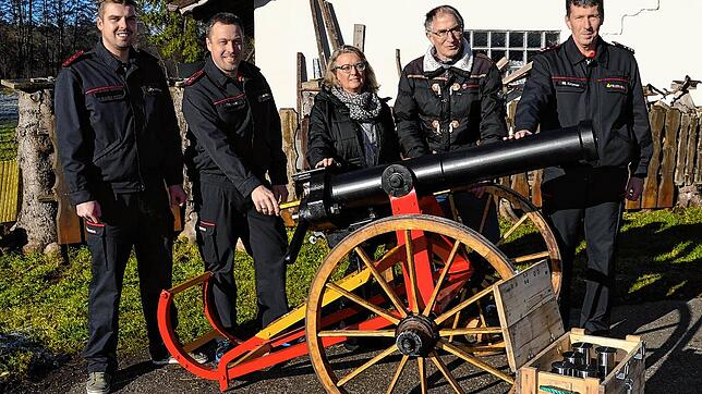 Mit 13 Böllerschüssen aus der aufwendig restaurierten Salutkanone rutschen die Wolterdinger an Silvester in ihr Jubiläumsjahr: Von links ...