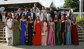 Die Absolventinnen und Absolventen der Klasse 10a freuen sich über ihren Erfolg.