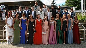 Die Absolventinnen und Absolventen der Klasse 10a freuen sich über ihren Erfolg.