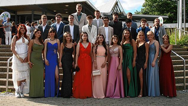 Die Absolventinnen und Absolventen der Klasse 10a freuen sich über ihren Erfolg.
