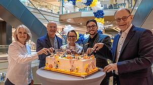 Mit Oberbürgermeister Bernd Häusler (rechts), Claudia Kessler-Franzen und Wilfried Trah, Vorstand von Singen aktiv (Mitte) sowie Regina ...