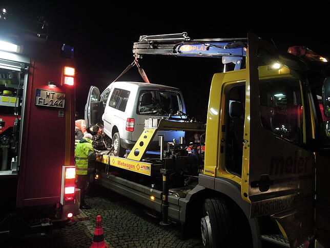 Das Unfallfahrzeug wird abtransportiert