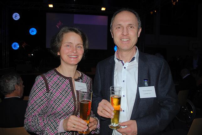 Prosit auf 2020: Der frühere Waldshuter Landrat Tilman Bollacher und seine Frau Katrin Bollacher stoßen auf das neue Jahr an.