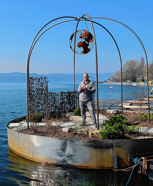 Landschaftsgärtner Stefan Gropper mit seiner Weltkugel unter dem Dach des Universums.