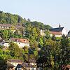 Hoch über dem Wutachtal stehen zwei Wahrzeichen der Region: Das Loreto Krankenhaus (links) und das Kapizinerkloster in Stühlingen. Beide ...
