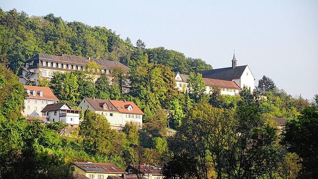 Hoch über dem Wutachtal stehen zwei Wahrzeichen der Region: Das Loreto Krankenhaus (links) und das Kapizinerkloster in Stühlingen. Beide ...