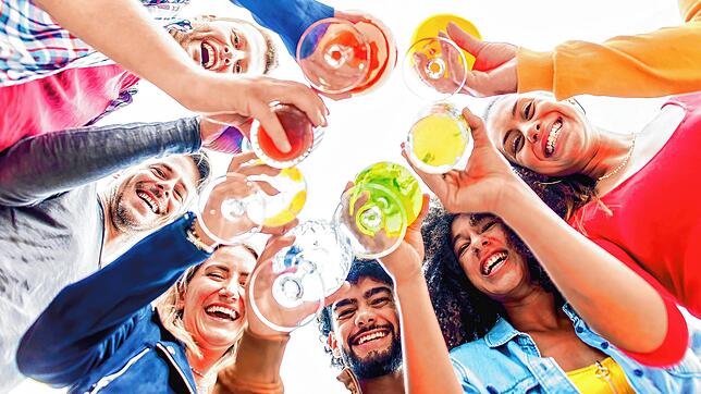 Jugendliche feiern mit Cocktails: Sie wollen dazugehören in der Welt der Erwachsenen.