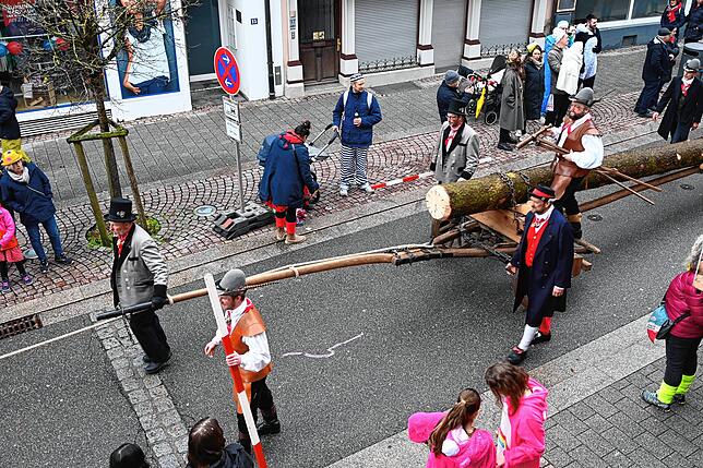 Bild 22: Erst als Pappfigur, dann live: Alle Bilder vom Tag mit Karl Lauterbach in Stockach