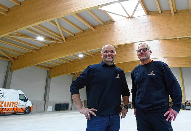 Die Stromtiger-Geschäftsführer Matthias Eschbach (links) und Oliver Bauch in der Oberwihler Lagerhalle ihres Unternehmens.