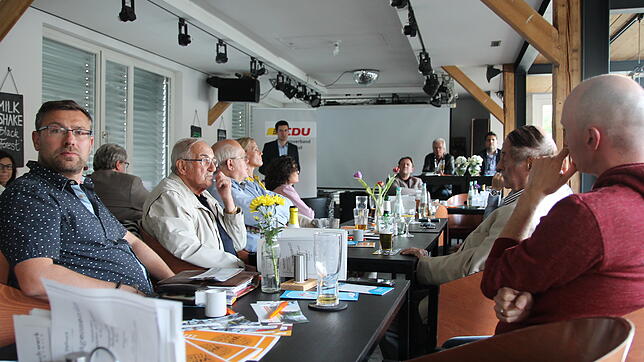 Rund 20 Personen nahmen an der Podiumsdiskussion teil, die der CDU-Ortsverband im Café &bdquo;Stellwerk&ldquo; veranstaltet hat.