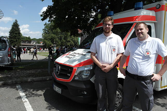 Valentin Kellner und Klaus Schubert sind beim Festzug im Einsatz für das DRK.