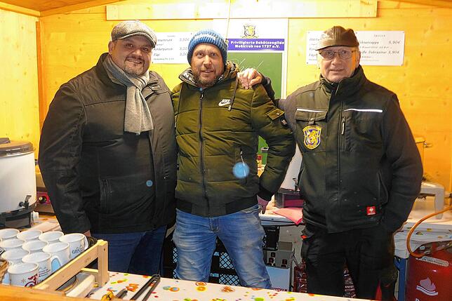 Haben am Samstag Standwache auf der Schloss-Weihnacht in Meßkirch: (von links) Mustafa Uslu, André Kahler und Manfred Gommeringer von ...