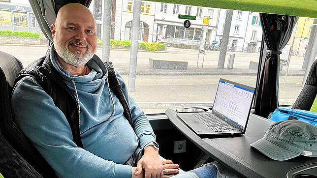 Schienensersatzverkehr zwischen Waldshut und Schaffhausen im Mai 2023: Ingenieur Jochen Schmidt-Nawrot (53) aus Deggenhausertal ist im ...