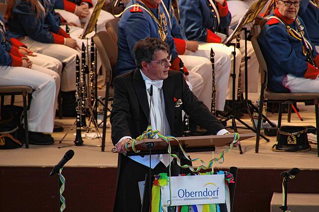 Bürgermeister Matthias Winter beim Empfang für geladene Gäste in der Klosterkirche Oberndorf.