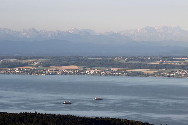 Zwischen Meersburg und Konstanz Zwei Fähren kreuzen sich auf der Strecke Konstanz/Meersburg auf dem Bodensee.