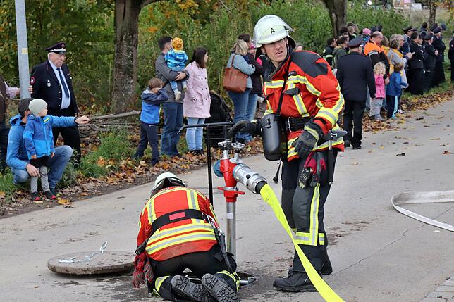 Ein Löschschlauch wird an einen Hydranten angeschlossen.