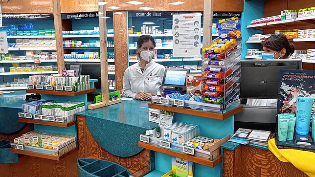 Stephanie Baskur ist seit 10 Jahren Apothekerin. Durch Corona hat sich ihr Arbeitsalltag so stark verändert wie noch nie &ndash; zum ...