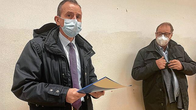 Landrat Sven Hinterseh und VS-OB Jürgen Roth vor wenigen Tagen bei der Eröffnung des neuen Impfstützpunkts in Villingen-Schwenningen im ...