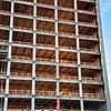 Noch kann die Herbstsonne durch die Stockwerke des entkernten Hochhauses leuchten. Doch bald soll hier eine silberne Fassade mit ...