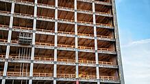 Noch kann die Herbstsonne durch die Stockwerke des entkernten Hochhauses leuchten. Doch bald soll hier eine silberne Fassade mit ...