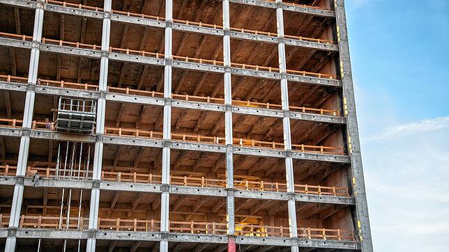 Noch kann die Herbstsonne durch die Stockwerke des entkernten Hochhauses leuchten. Doch bald soll hier eine silberne Fassade mit ...