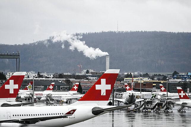 Flugzeuge der Airline Swiss stehen am Flughafen Zürich.