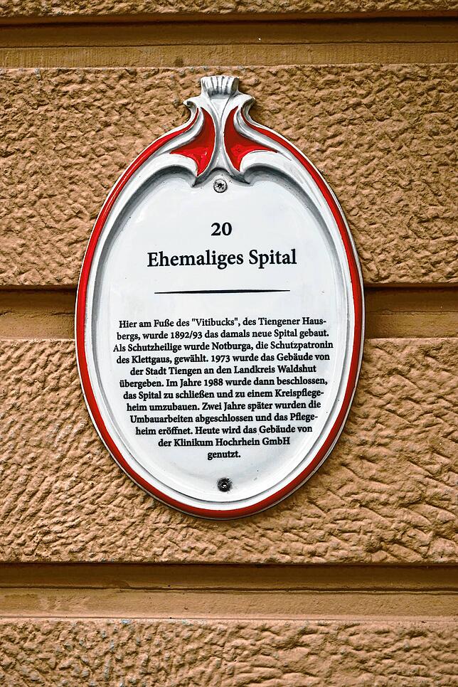 Eine Tafel im Eingangsbereich erinnert an die Vergangenheit des historischen Gebäudes.