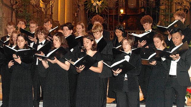 Mit aparten Interpretationen lotet der Choir of Clare College Cambridge im Dom in St. Blasien weihnachtliche Werke aus vielen ...