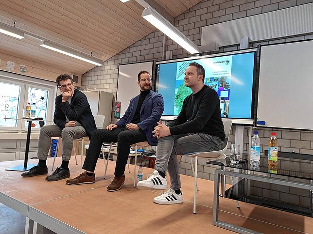 Bei einer von Christoph Plasa (Mitte) moderierten Podiumsdiskussion beantworten Ralph Gerster (links) und Volker Mayer-Lay die Fragen ...